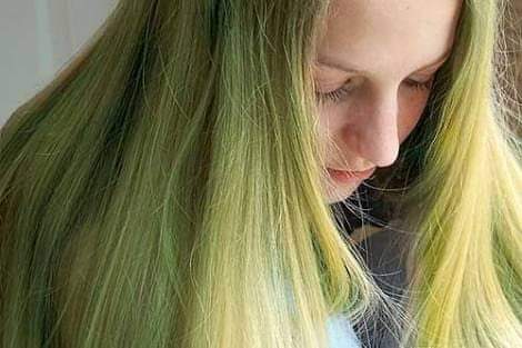 Hairstylist Leo Strong apresenta dicas para não deixar o cabelo verde no verão