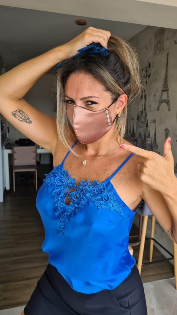 Jornalista Juliana Bontorim com as máscaras personalizadas