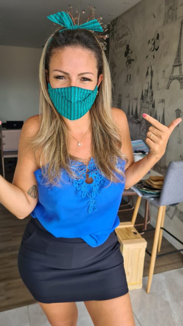 Jornalista Juliana Bontorim com as máscaras personalizadas